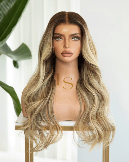 Celeste - Wavy hair with brown roots and blonde highlights